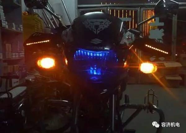 摩托車(chē)燈沒(méi)選對(duì)，昨晚我摔成了狗